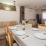 Nice Home In Tijarica בית נופש Vukici
