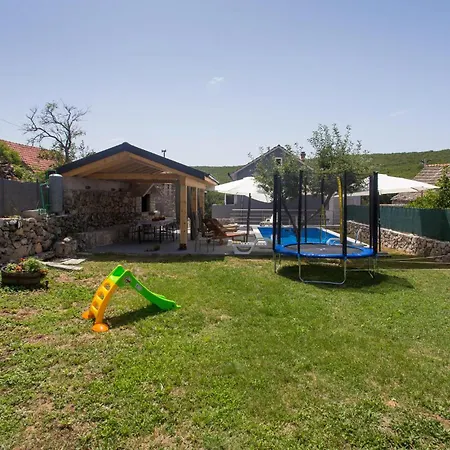בית נופש Nice Home In Tijarica
