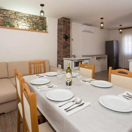 3 Bedroom Stunning In Tijarica Holiday home Vukici