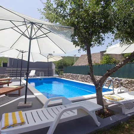3 Bedroom Stunning In Tijarica *