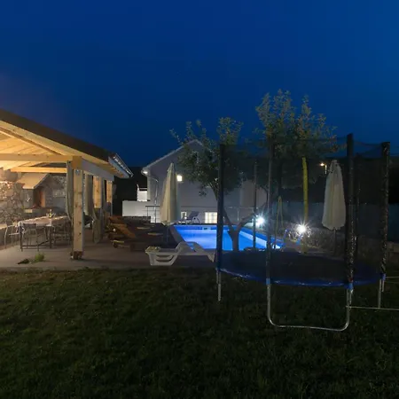 Nice Home In Tijarica * Vukici