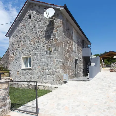 3 Bedroom Stunning In Tijarica Holiday home Vukici