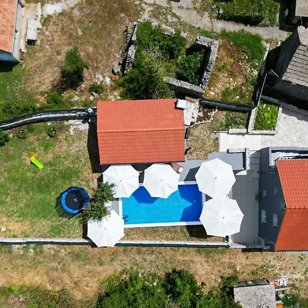 3 Bedroom Stunning In Tijarica Holiday home Vukici